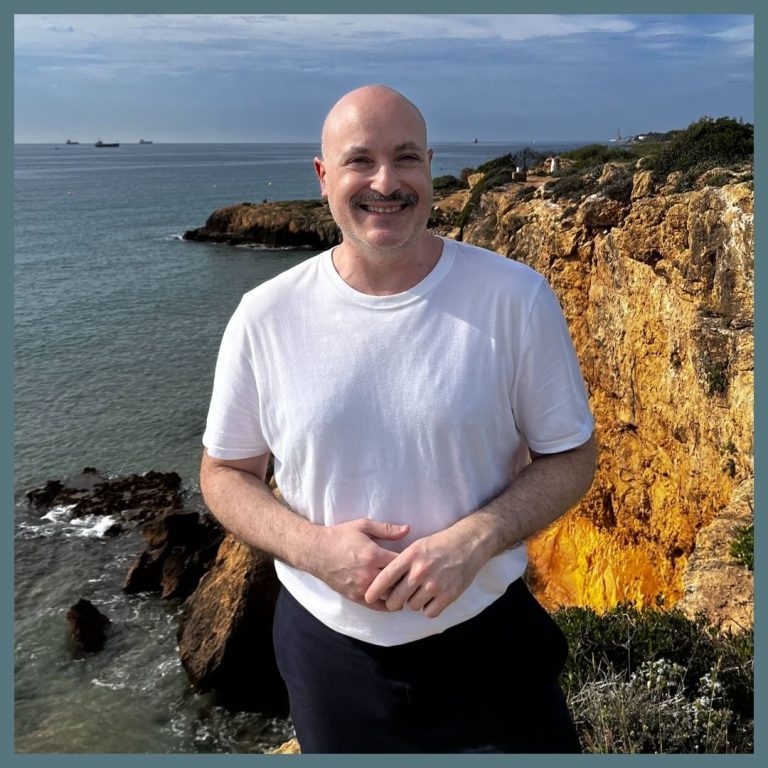 Xavi Fontana, coach experto en mindfulness y bienestar en la naturaleza Coach de mindfulness Xavi Fontana, riendo frente al mar, bienestar y crecimiento personal